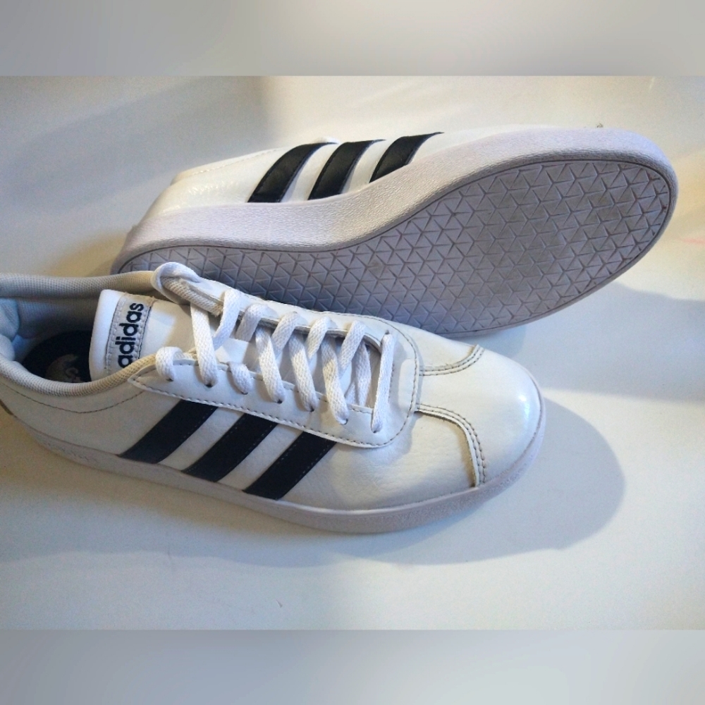 Adidas white black Women's size 8 sneaker classic